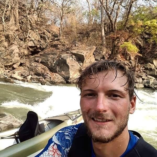 ¡Un aventurero asalta las cataratas de Laos!
